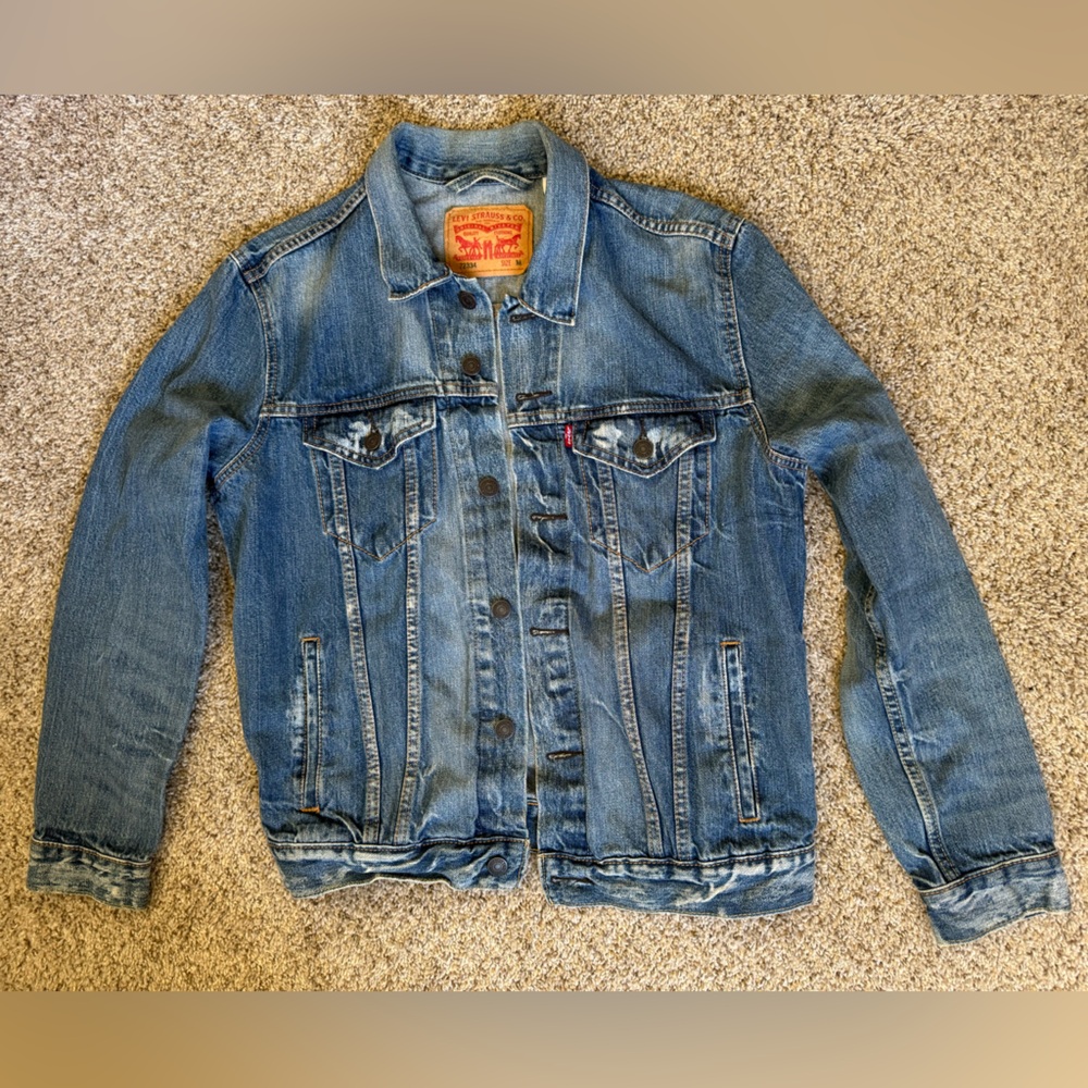 Levi’s jean jacket size medium